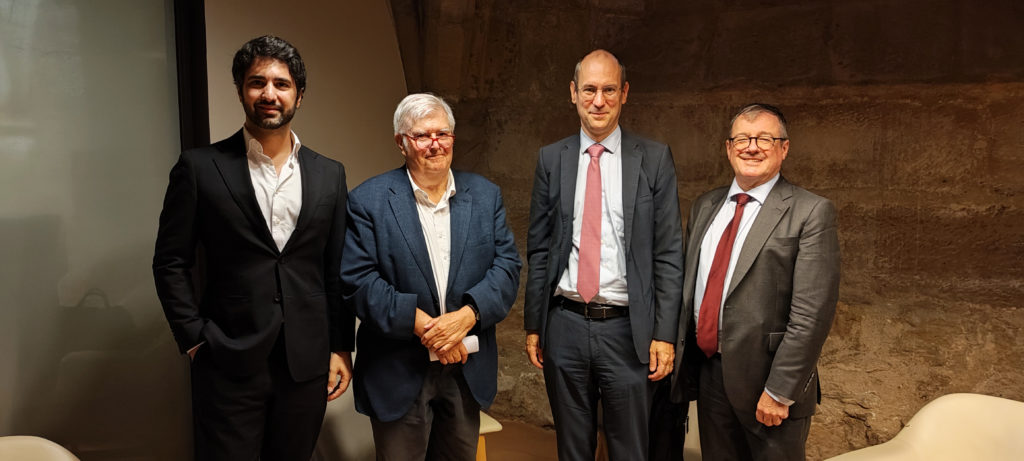 Photographie d'Alkéos Michaïl, Pierre Veltz, Matthieu Chabanel et Gilles Martin au Collège des Bernardins, clôturant la conférence.